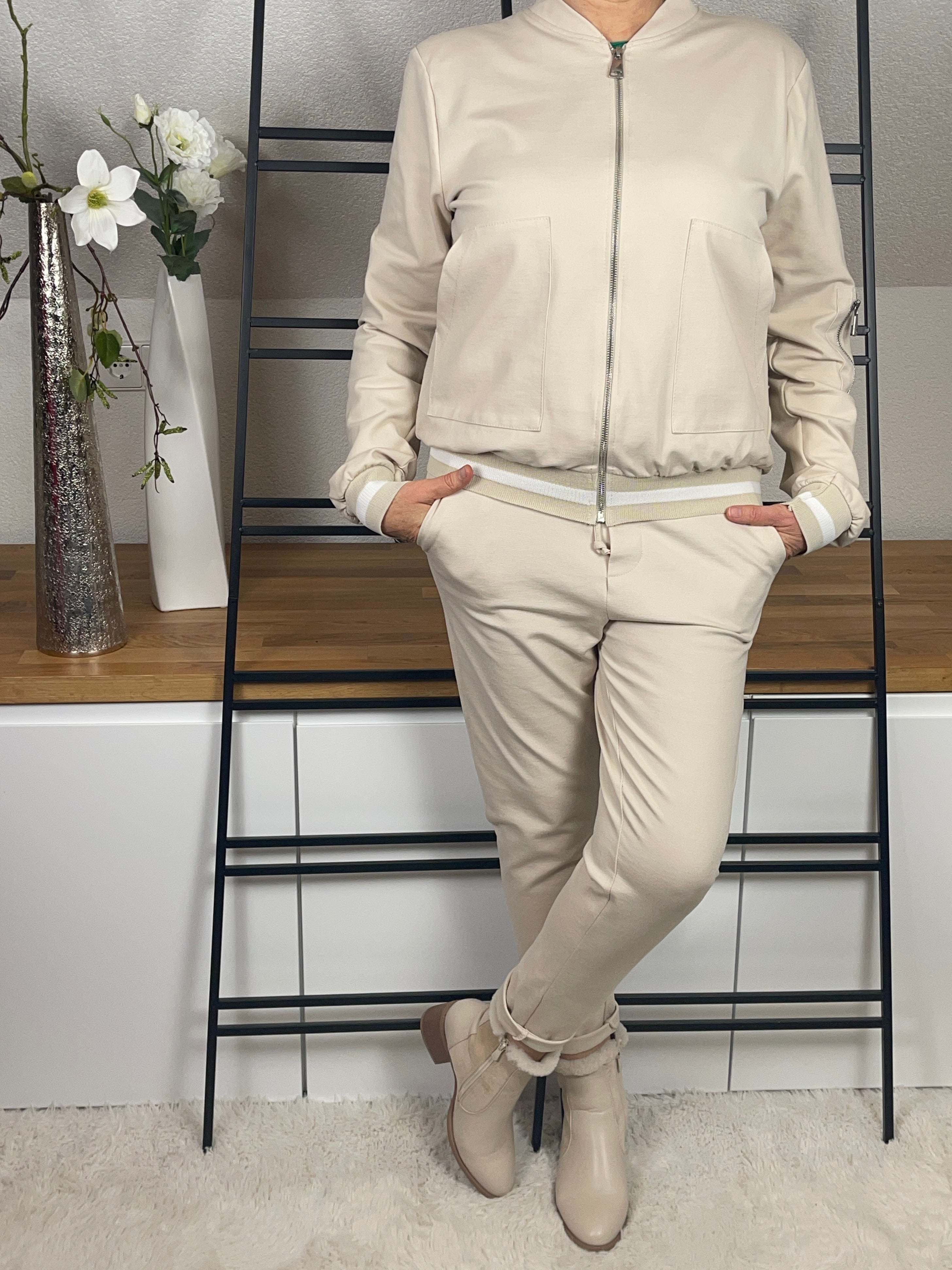 Damen - Blouson mit weißen Streifen - Hosenanzug „Tessa“ in hellbeige