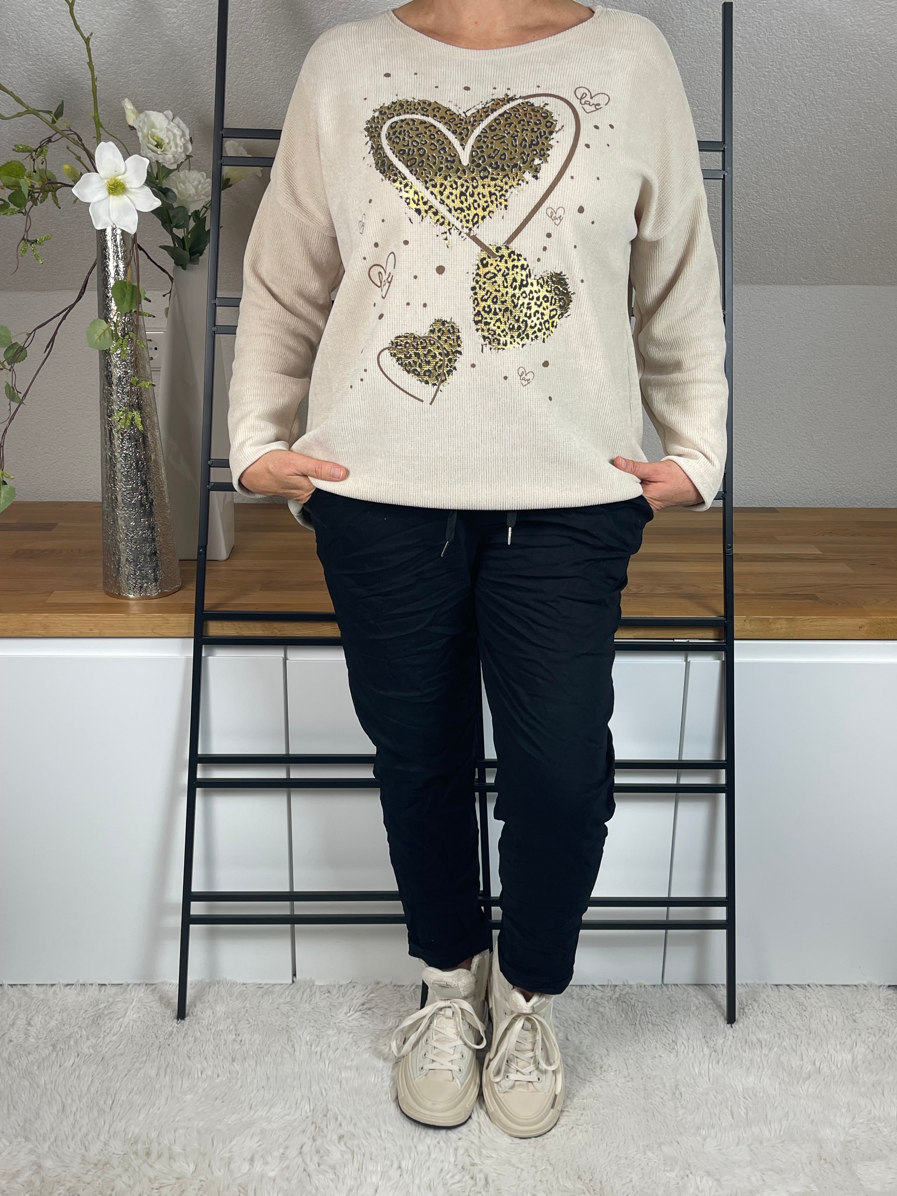       1.    Pullover mit Herzen
	2.	Animal-Print Pullover
	3.	Pullover mit Gold-Glanz
	4.	Babycord Pullover
	5.	Herzmotiv Pullover
	6.	Pullover für Damen mit Herzen
	7.	Trend-Pullover 2024
	8.	Pullover mit Tiermuster
	9.	Stylischer Babycord Pullover
	10.	Goldene Akzente Pullover
	11.	Herz-Design Pullover
	12.	Glamouröser Pullover
	13.	Pullover mit Gold-Details
	14.	Weicher Babycord Stoff
	15.	Hochwertiger Pullover Damen