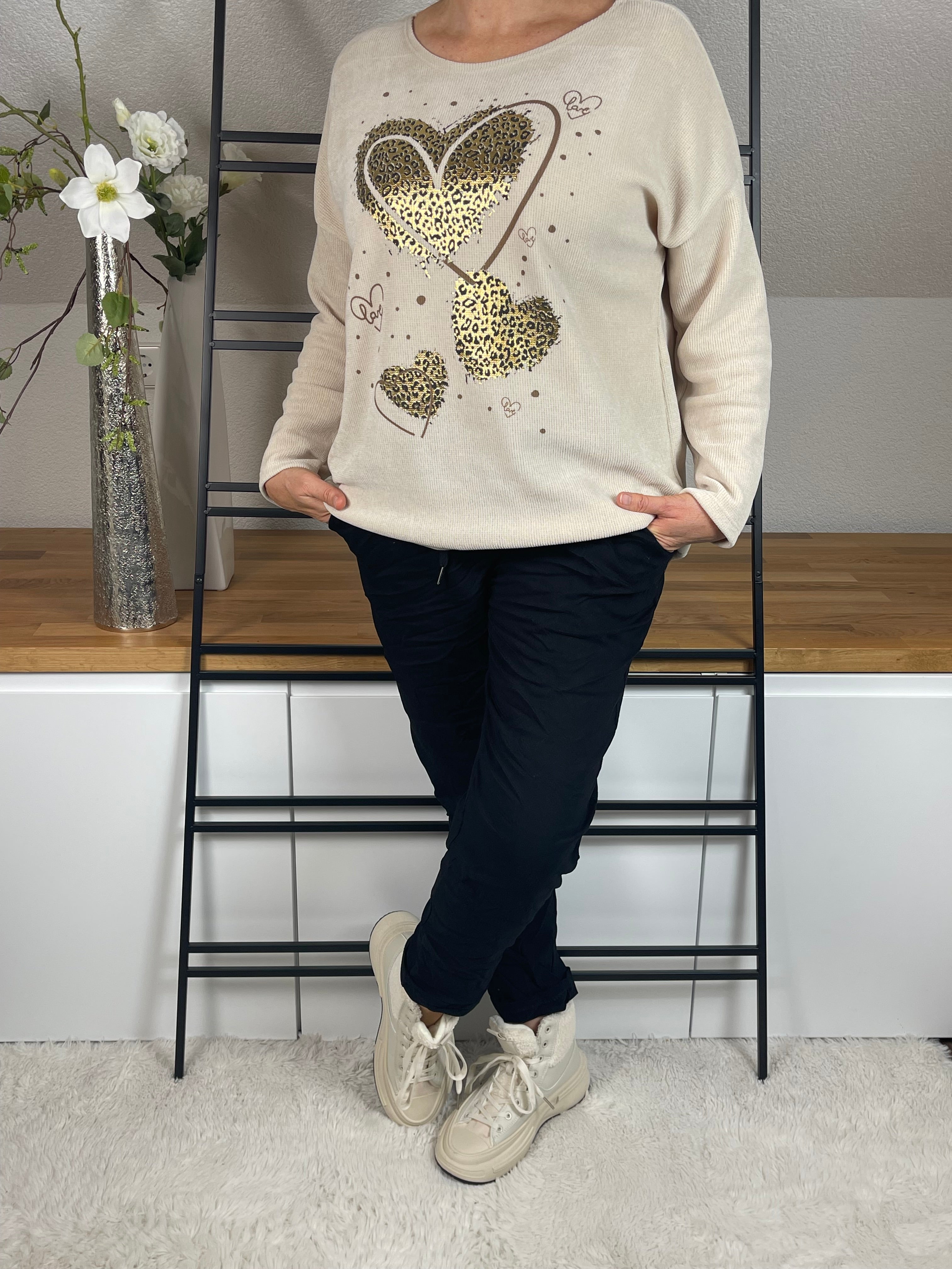       1.    Pullover mit Herzen
	2.	Animal-Print Pullover
	3.	Pullover mit Gold-Glanz
	4.	Babycord Pullover
	5.	Herzmotiv Pullover
	6.	Pullover für Damen mit Herzen
	7.	Trend-Pullover 2024
	8.	Pullover mit Tiermuster
	9.	Stylischer Babycord Pullover
	10.	Goldene Akzente Pullover
	11.	Herz-Design Pullover
	12.	Glamouröser Pullover
	13.	Pullover mit Gold-Details
	14.	Weicher Babycord Stoff
	15.	Hochwertiger Pullover Damen