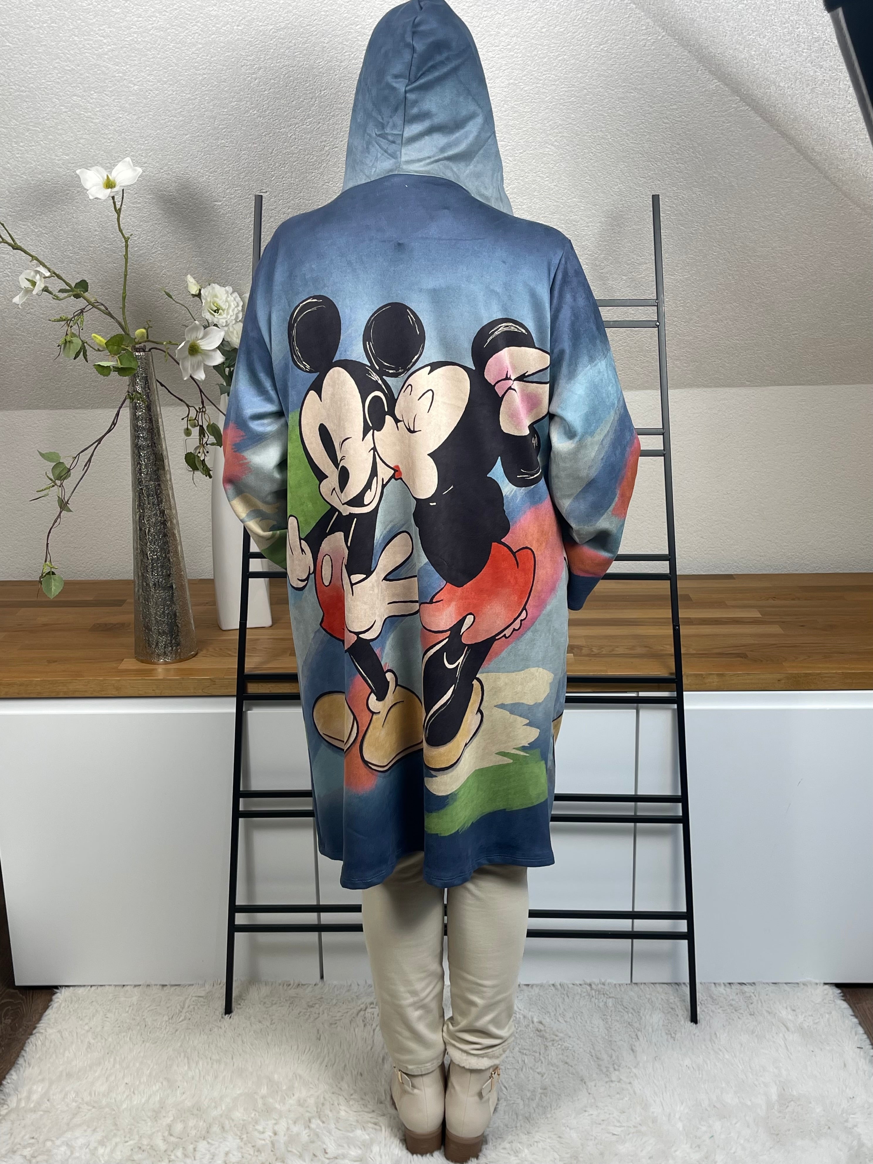 Rückenansicht des „Mickey - Mouse“ Oversize Mantels aus weichem Velour-Material in jeansblauer Grundfarbe, mit einer großzügigen Kapuze und buntem Mickey-Druck über die gesamte Rückseite