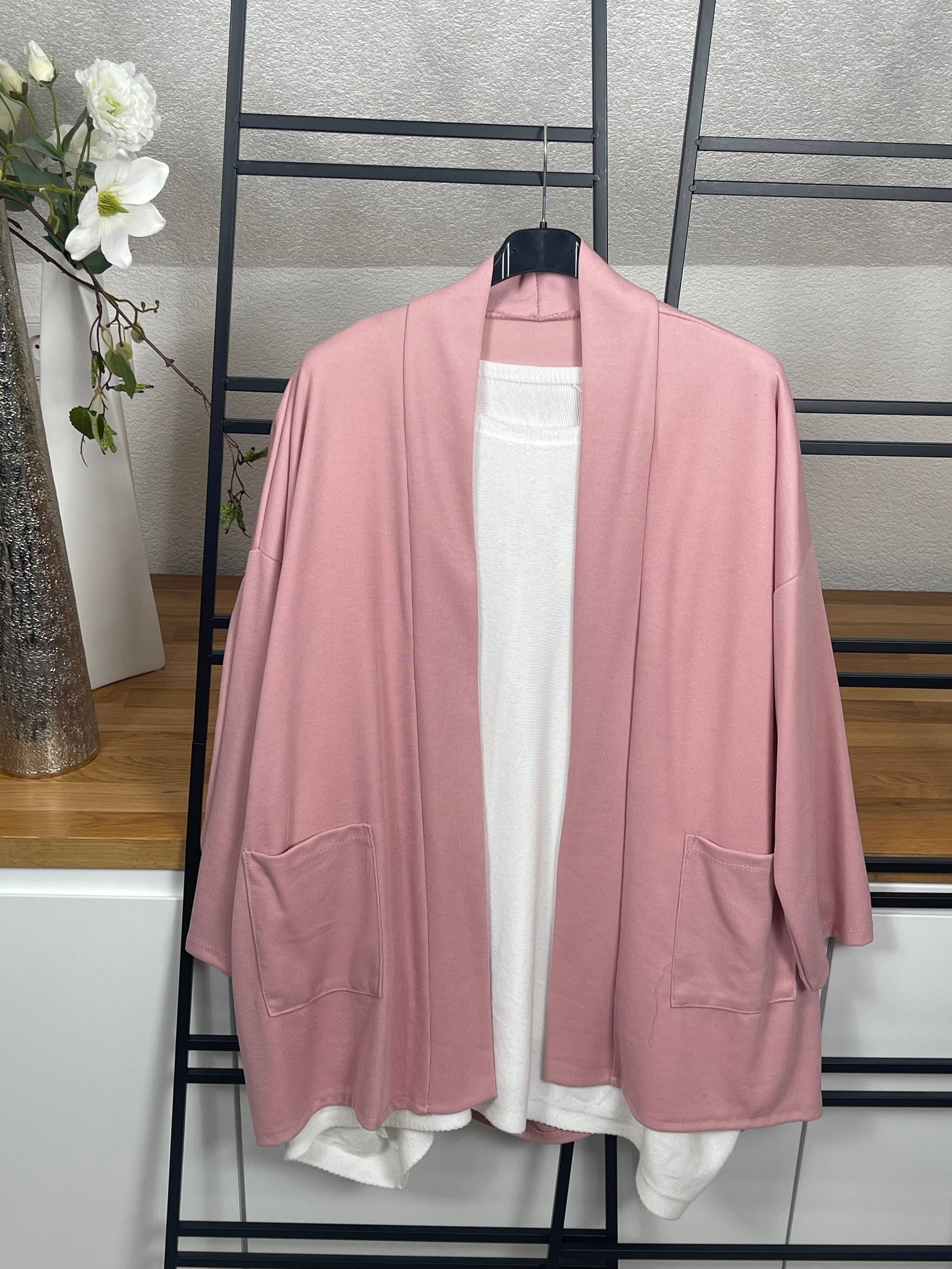 Damenblazer im Oversize-Schnitt von vorne, mit verlängertem Kragen und seitlichen Taschen, in rosa