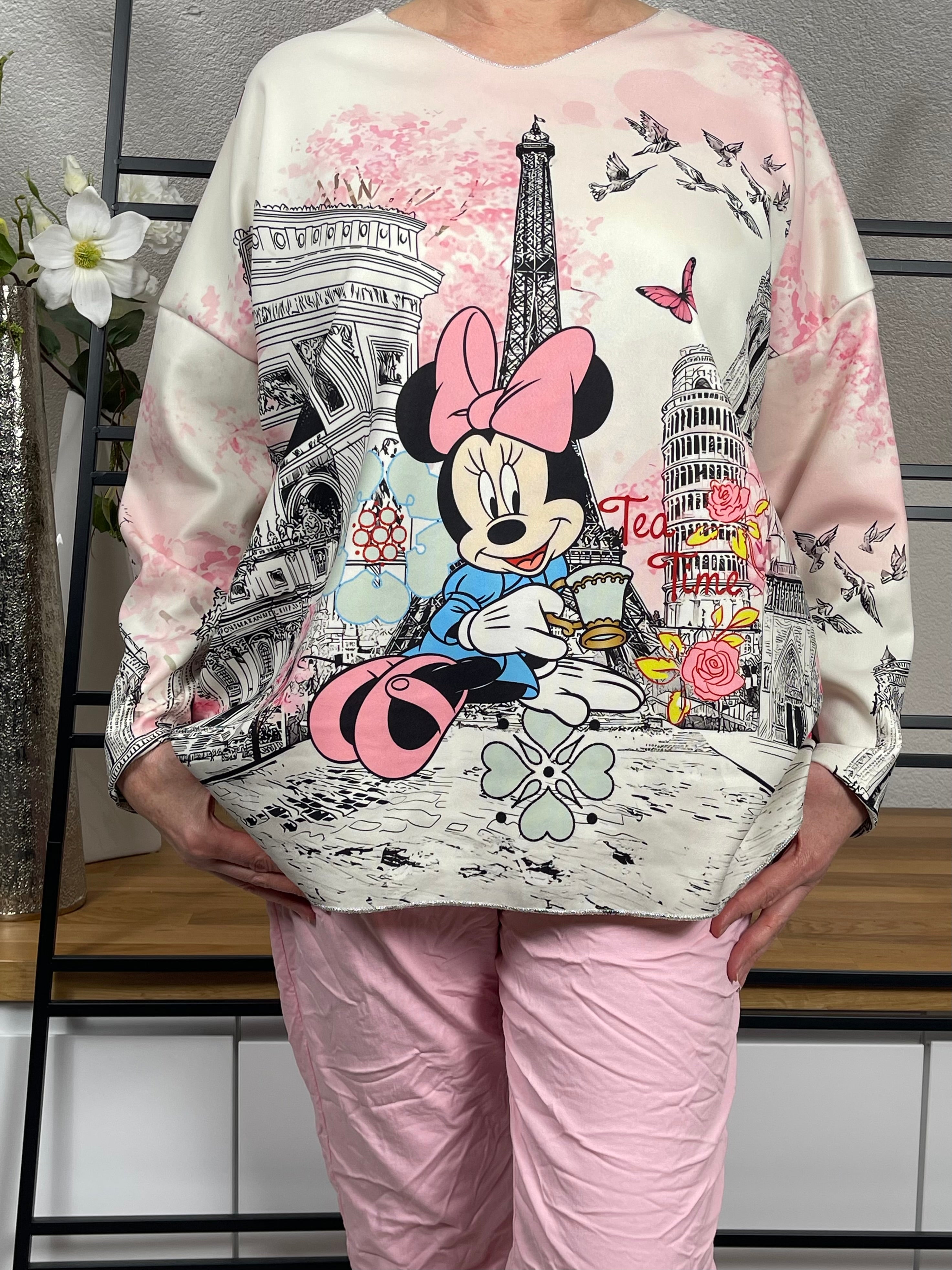 Nahaufnahme des Mickey - Mouse Pullovers rosa, von vorne, mit Fokus auf den Print und den Glitzer-V-Ausschnitt