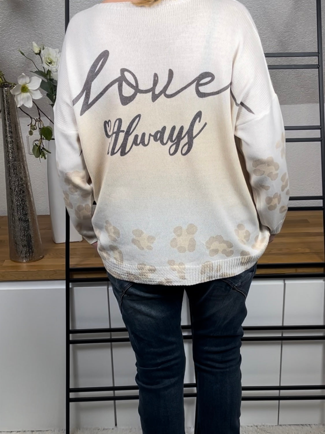 Rückenansicht des Mickey Mouse Damen-Feinstrick-Pullovers mit Glitzer und Pailletten, beige, Einheitsgröße