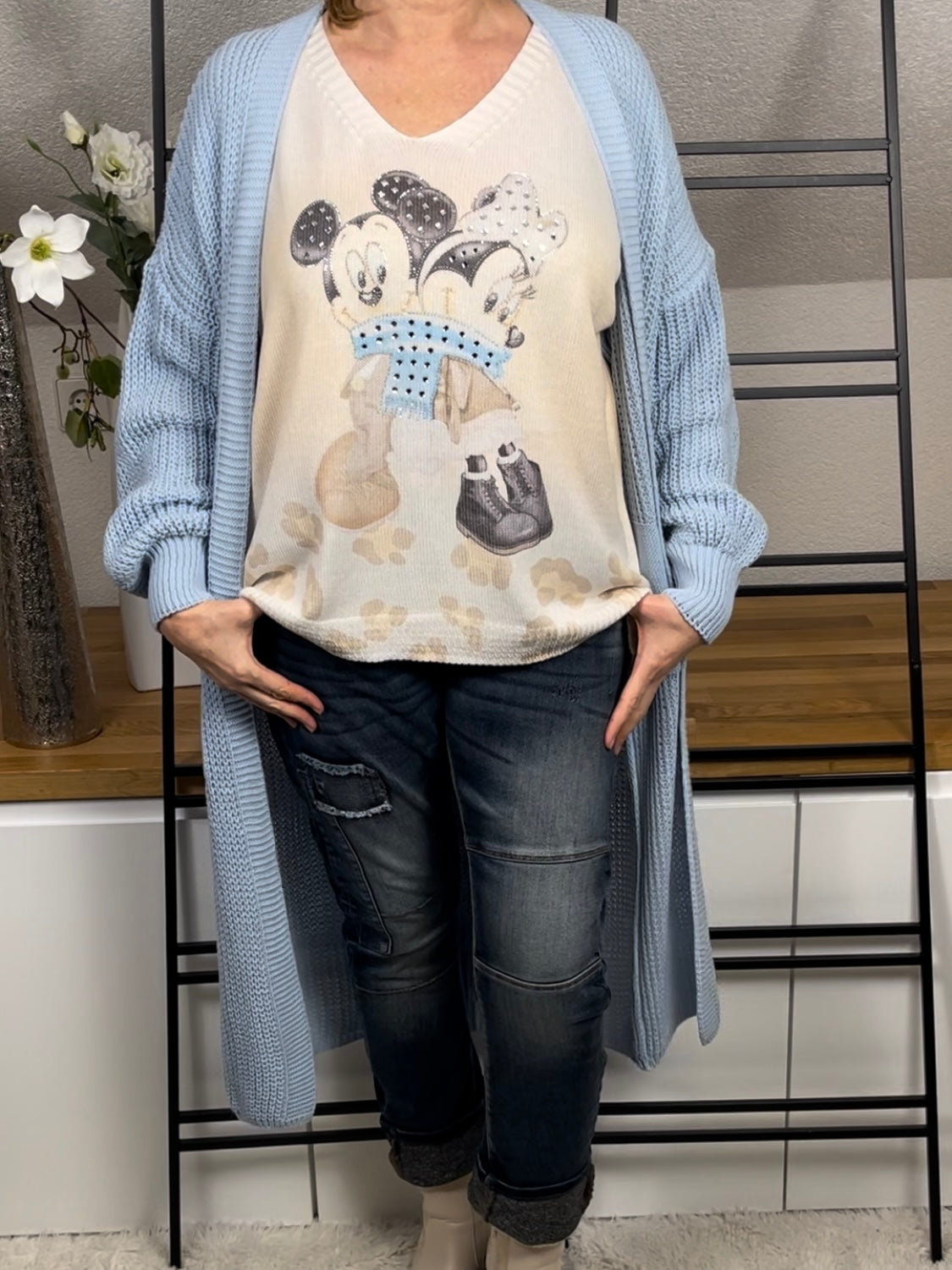 Mickey - Mouse Damen-Feinstrick-Pullover in beige, kombiniert mit Jeans und Strickmantel, stilvolles Outfit für den Alltag