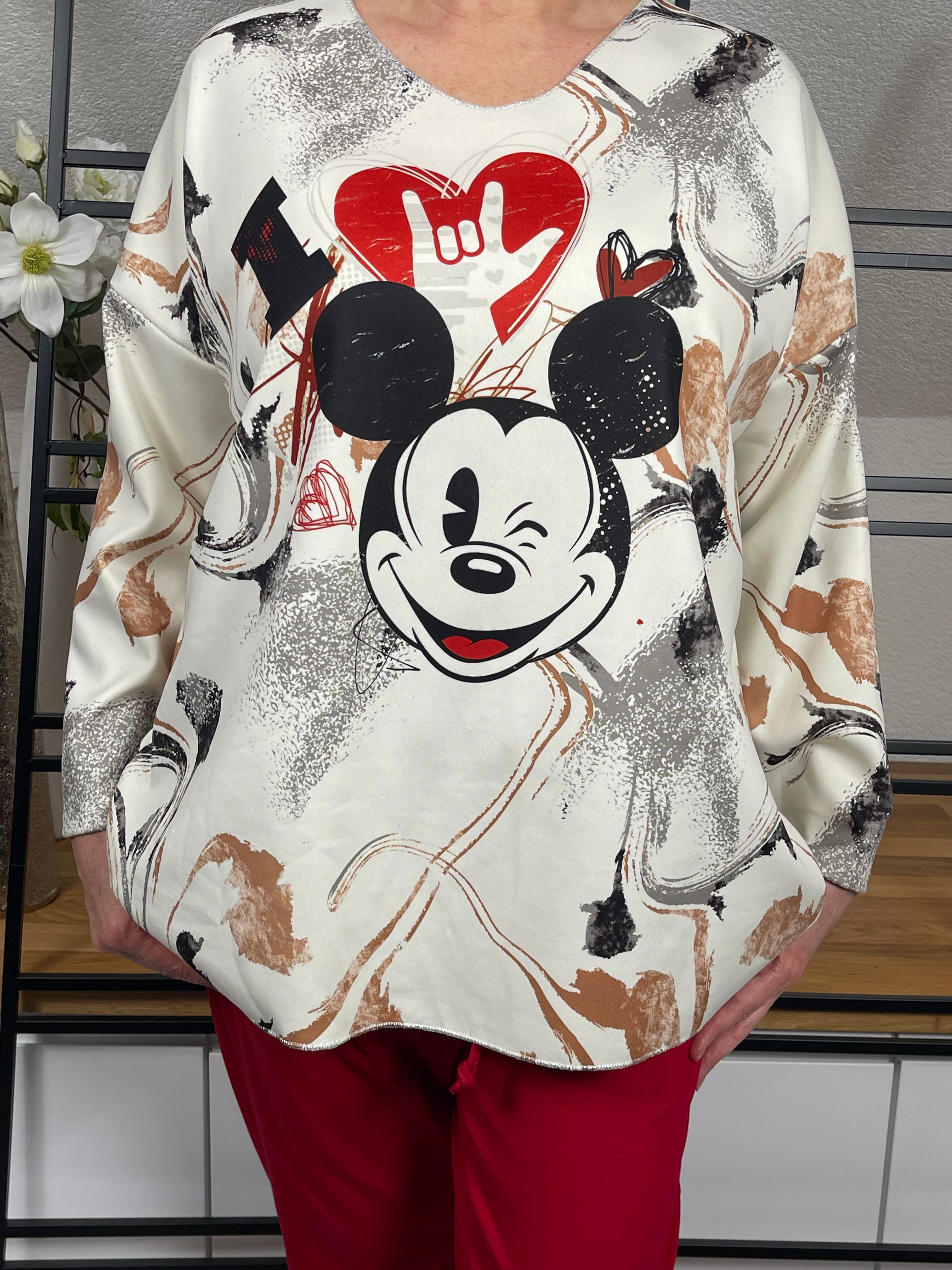 Nahaufnahme des Mickey - Mouse Pullovers von vorne, mit Fokus auf den Print und den Glitzer - Ausschnitt 