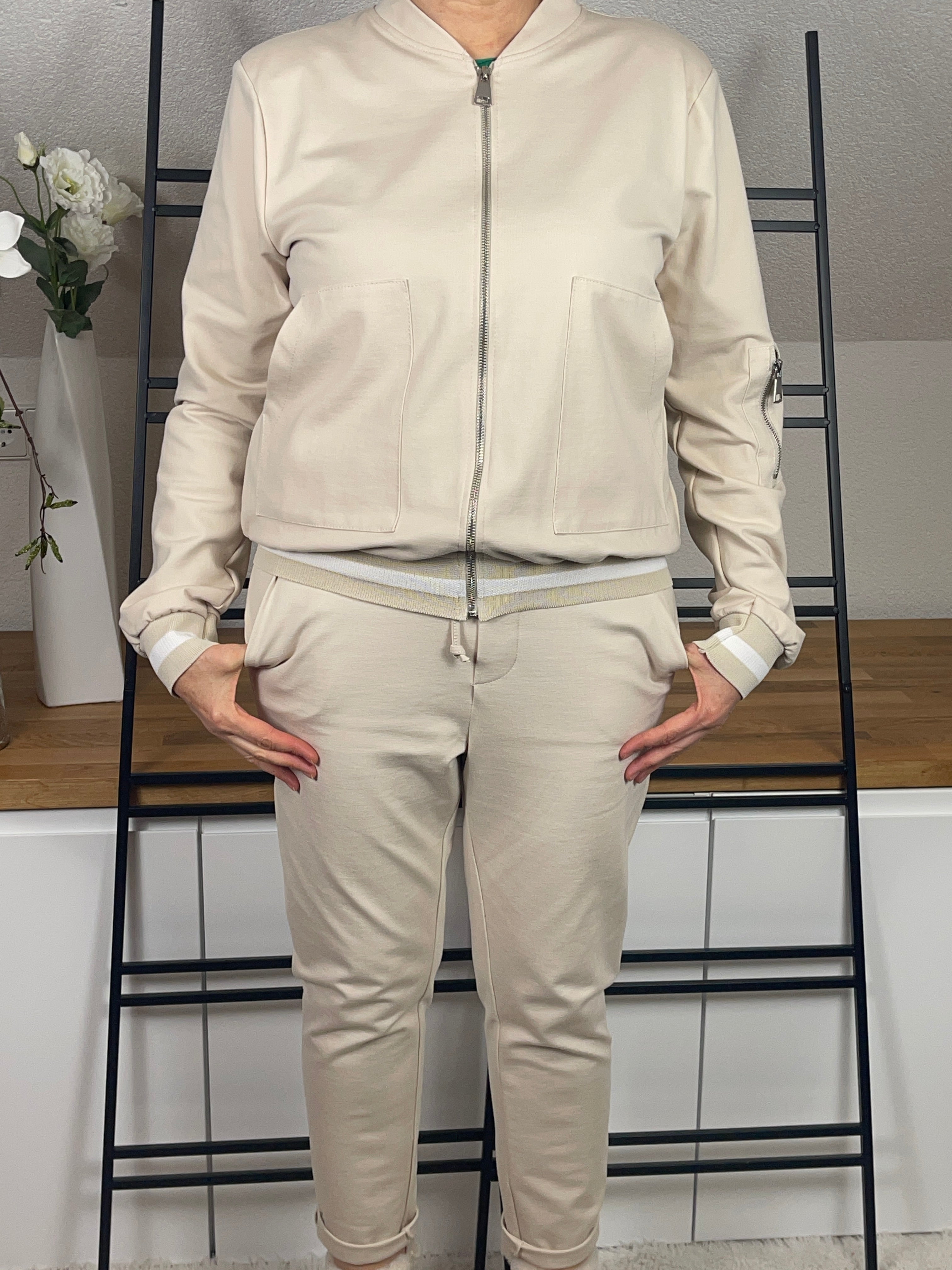 Damen - Blouson mit weißen Streifen - Hosenanzug „Tessa“ in hellbeige