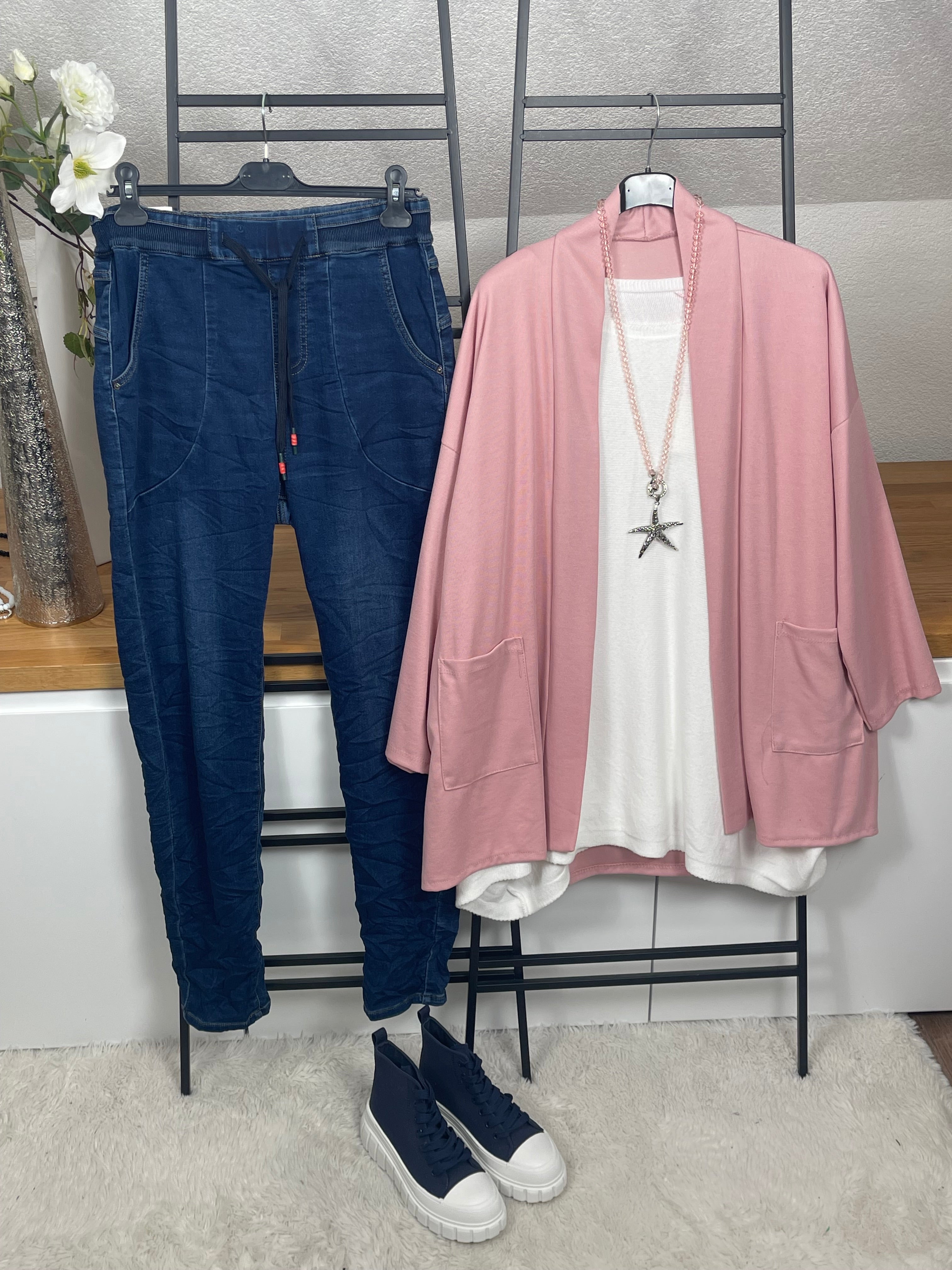 Damenblazer in rosa, kombiniert mit Jeans, Pullover und Stiefeletten, Vario – Kette mit Anhänger, perfekter Casual-Look