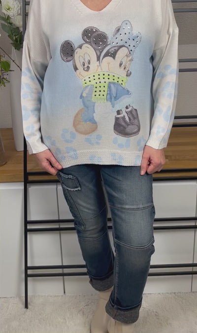 Video des Mickey Mouse Damen-Feinstrick-Pullovers mit Glitzer und Pailletten, hellblau, zeigt den Pullover in Bewegung Frontansicht